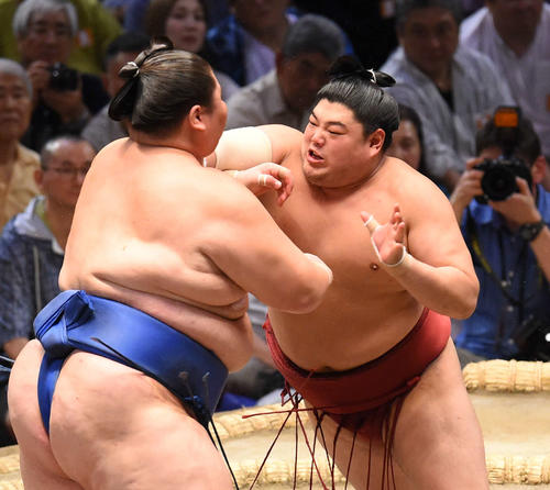 大相撲名古屋場所14日目　逸ノ城（左）を押し出しで破る阿炎（右）（撮影・森本幸一）