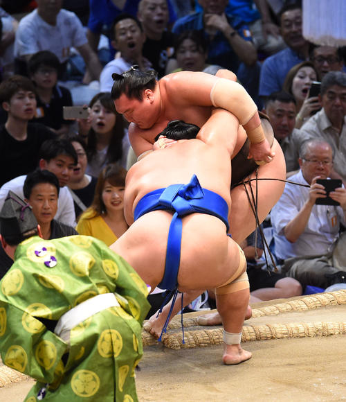 大相撲名古屋場所14日目　琴奨菊（手前）に寄りきりで破れる白鵬（奥）（撮影・森本幸一）