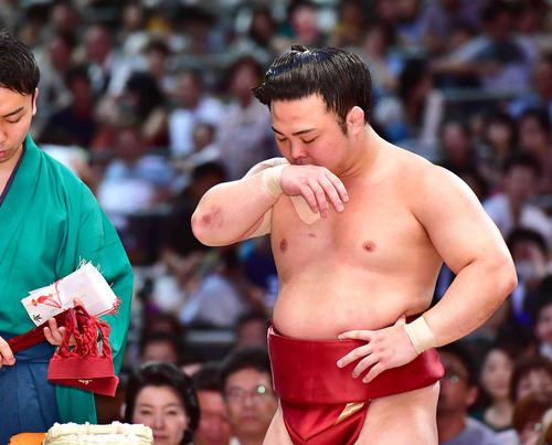 幕内で勝ち越しを決めた炎鵬は取組後に感極まったような表情を見せる（撮影・小沢裕）