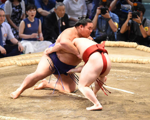 大相撲名古屋場所千秋楽　大翔鵬（左）を下手投げで破る炎鵬（右）（撮影・森本幸一）