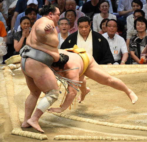 遠藤（右）は北勝富士を寄り切りで破る（撮影・前岡正明）