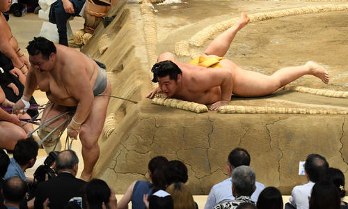 遠藤（右）は北勝富士を寄り切りで破る（撮影・前岡正明）
