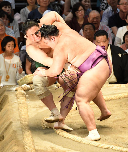 朝乃山（右）は佐田の海を寄り倒しで破る（撮影・前岡正明）