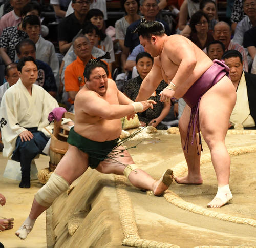 朝乃山（右）は佐田の海を寄り倒しで破る（撮影・前岡正明）