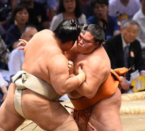 大相撲名古屋場所千秋楽　志摩ノ海（左）を押し出しで破る御嶽海（右）（撮影・森本幸一）