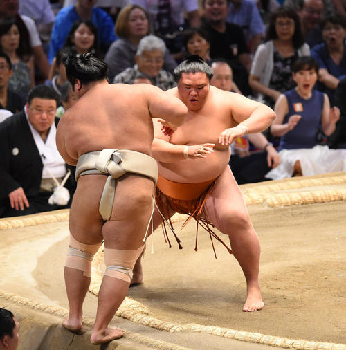 大相撲名古屋場所千秋楽　志摩ノ海（左）を押し出しで破る御嶽海（右）（撮影・森本幸一）