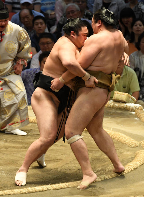 隠岐の海（左）は輝を寄り切りで破る（撮影・前岡正明）