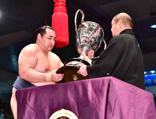 八角理事長（右）から賜杯の贈呈を受ける鶴竜（撮影・小沢裕）