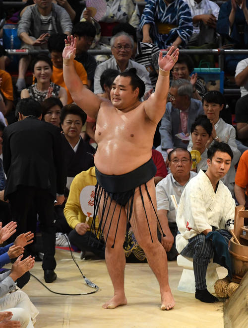 6度目の優勝を飾った鶴竜は、会場の大声援に両手を挙げて応える（撮影・前岡正明）