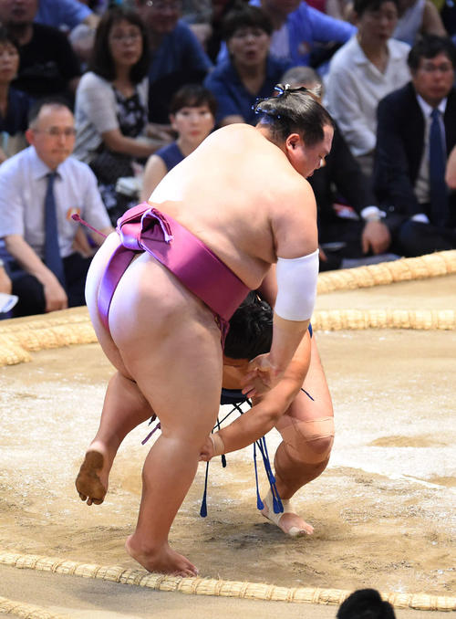 大相撲名古屋場所千秋楽　友風（手前）を押し出しで破る照強（奥）（撮影・森本幸一）