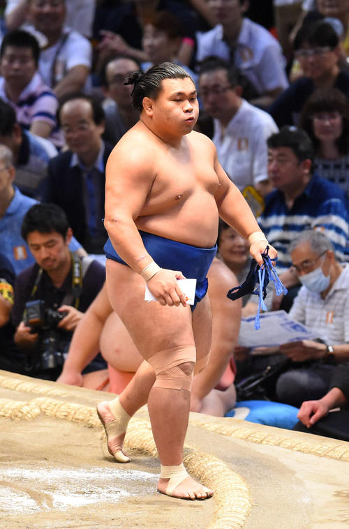 大相撲名古屋場所千秋楽　懸賞を手に大きく息をする照強（撮影・森本幸一）