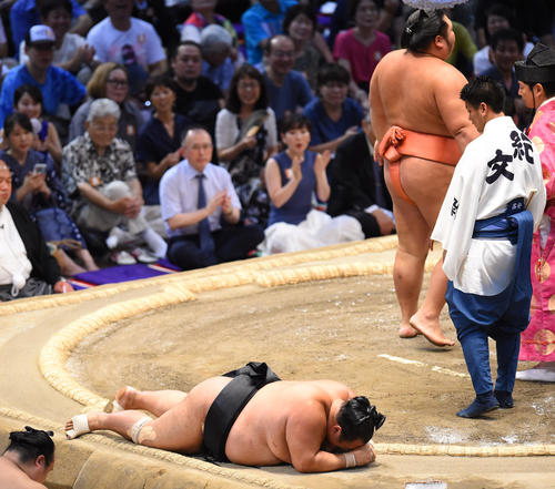大相撲名古屋場所千秋楽　千代大龍（奥）に突き倒しで敗れ土俵にうずくまる豊ノ島（手前）（撮影・森本幸一）