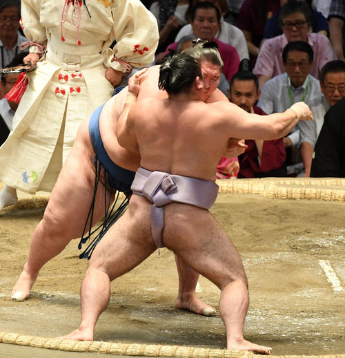 逸ノ城（奥）は琴恵光を押し出しで破る（撮影・前岡正明）