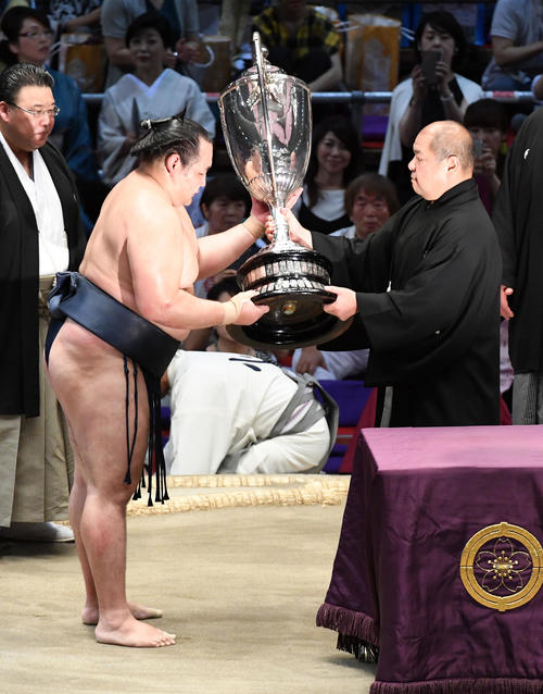 八角理事長（右）から賜杯を授与される鶴竜（撮影・前岡正明）