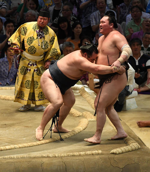鶴竜（左）は白鵬を寄り切りで破り優勝（撮影・前岡正明）