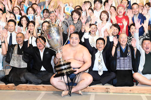 賜杯を手に笑顔を見せる鶴竜（撮影・前岡正明）