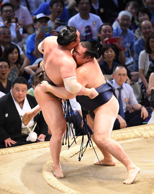 白鵬（左）を寄りきりで破り優勝を決めた鶴竜（撮影・森本幸一）