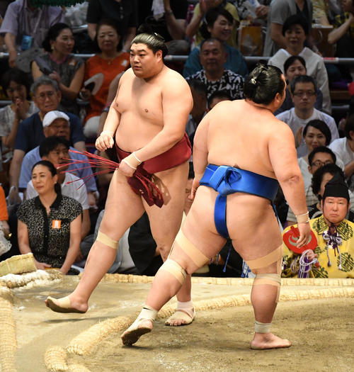 阿炎（左）は琴奨菊をはたき込みで破る（撮影・前岡正明）