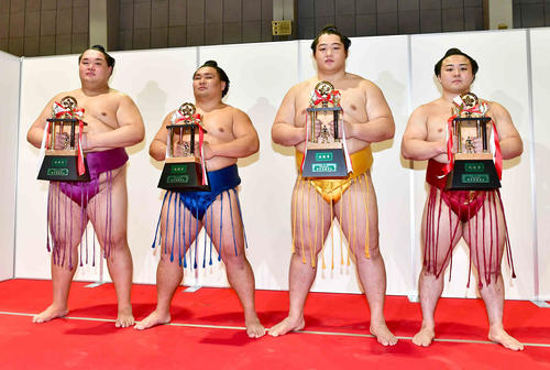 三賞受賞の力士たち。左から殊勲賞の友風、敢闘賞の照強、技能賞の遠藤、炎鵬（撮影・小沢裕）
