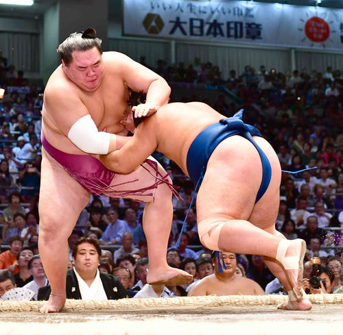 照強（右）は押し出しで友風を破る（撮影・小沢裕）