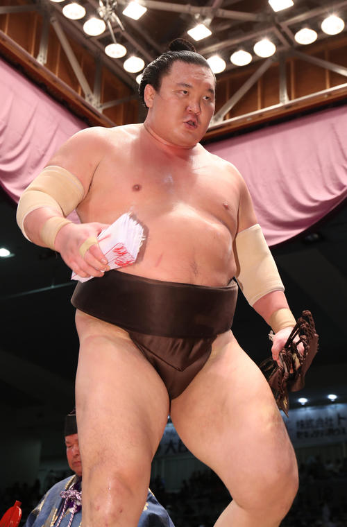 懸賞を手に引き揚げる白鵬（2019年7月12撮影）