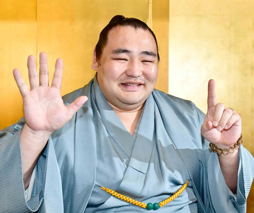 名古屋場所で通算6度目の優勝を飾った鶴竜は一夜明け会見でカメラマンの要望に応えて笑顔で「6」のポーズ（撮影・小沢裕）
