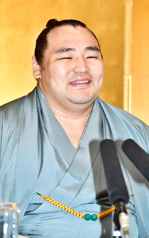 一夜明け会見で笑顔を見せる鶴竜（撮影・小沢裕）