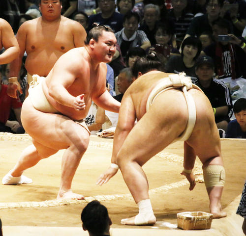 岐阜巡業の稽古で琴ノ若に胸を出す白鵬（左）（撮影・佐藤礼征）