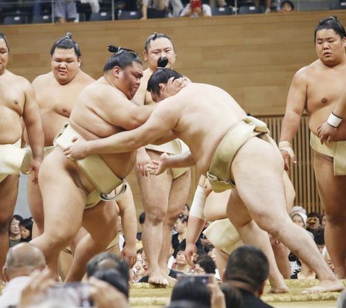 草津巡業で申し合い稽古に参加した御嶽海（左）（撮影・佐藤礼征）