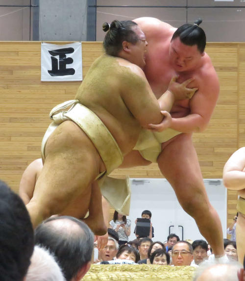 ぶつかり稽古で胸を出した白鵬（右）を、必死の形相で押す友風