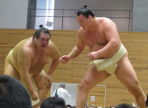 ぶつかり稽古で白鵬（右）に胸を借りた友風