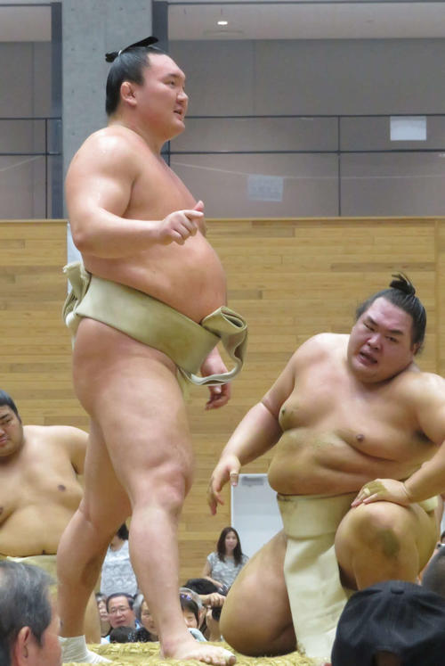 ぶつかり稽古で白鵬（左）に胸を借りた友風
