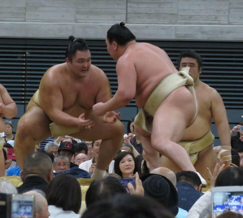 ぶつかり稽古で白鵬（右）に胸を借りた朝乃山