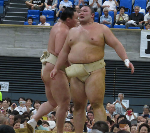 大勢の観衆が見守る中、ぶつかり稽古で白鵬（左）に胸を借りた朝乃山