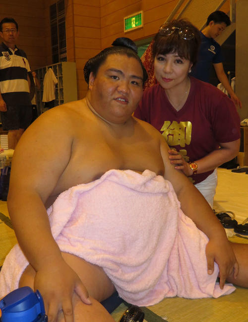 応援に駆けつけた母マルガリータさん（右）と記念撮影に納まる御嶽海