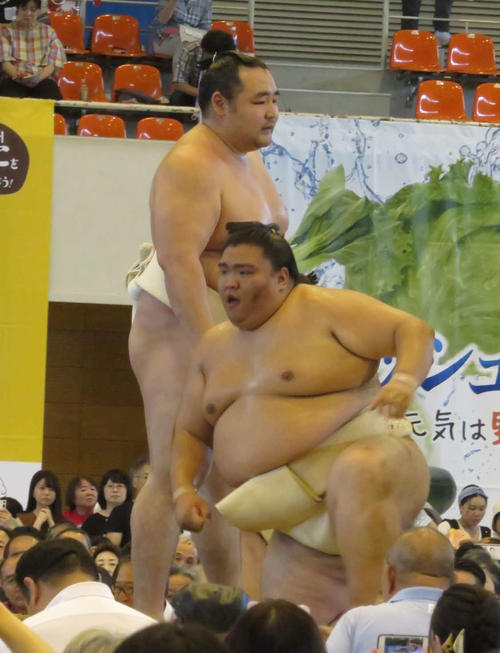 ぶつかり稽古で鶴竜（後方）に胸を借りた御嶽海