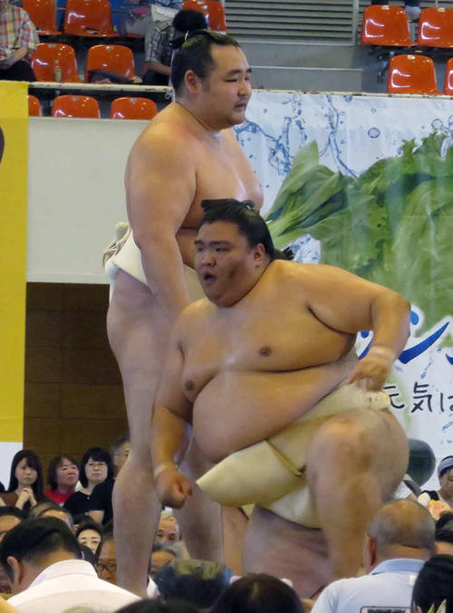 ぶつかり稽古で鶴竜（後方）に胸を借りた御嶽海