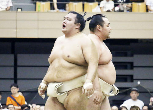 凱旋（がいせん）となる所沢巡業にてぶつかり稽古で鶴竜（右）の胸を借りた北勝富士（撮影・佐藤礼征）