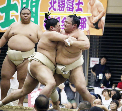 凱旋（がいせん）となる所沢巡業で申し合い稽古に参加する北勝富士（右）（撮影・佐藤礼征）