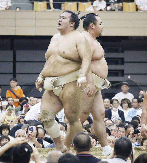 凱旋（がいせん）となる所沢巡業にてぶつかり稽古で鶴竜（右）の胸を借りた北勝富士（撮影・佐藤礼征）