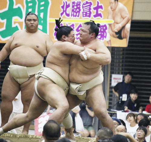 凱旋（がいせん）となる所沢巡業で申し合い稽古に参加する北勝富士（右）（撮影・佐藤礼征）