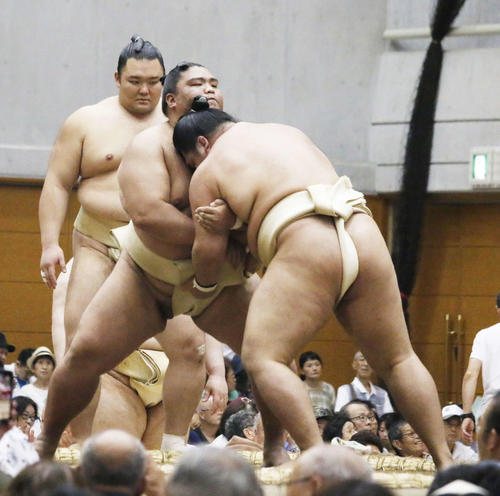 千葉・東金市で行われた巡業で申し合い稽古に参加した御嶽海（撮影・佐藤礼征）