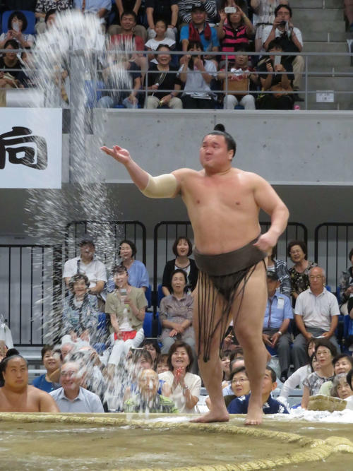 巡業では恒例となっている取組前の白鵬の大量の塩まき