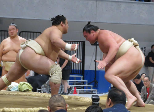 佐田の海（左）を相手にぶつかり稽古を行った白鵬