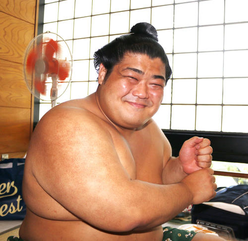 バットを持ったポーズで母校の明徳義塾高を応援する志摩ノ海（撮影・佐藤礼征）
