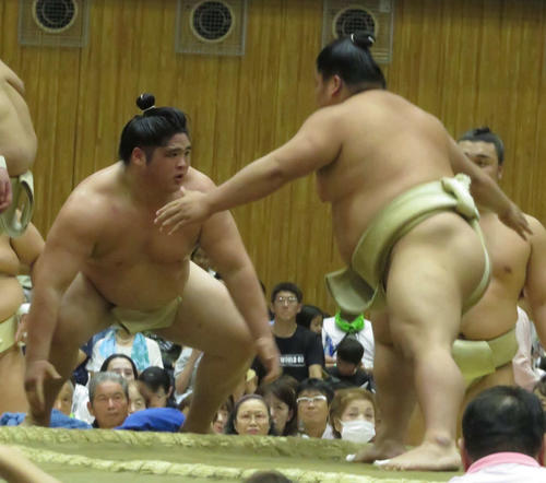 ぶつかり稽古で大栄翔（右）に胸を借りた貴ノ富士