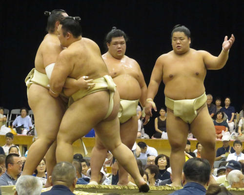 申し合いで次の相手に名乗りを上げる大栄翔（右端）