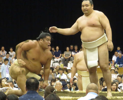 ぶつかり稽古で鶴竜（右）に胸を借りた大栄翔