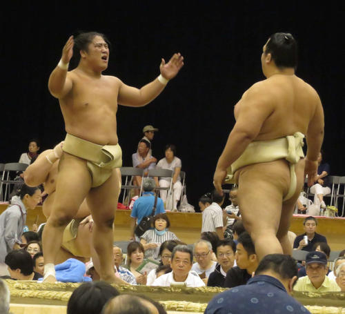 ぶつかり稽古で琴奨菊（右）に胸を借りた若隆景