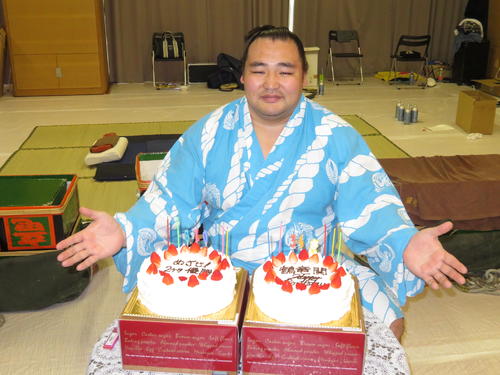 「めざせ！2ケタ優勝」と記された誕生日ケーキを前にほほ笑む鶴竜